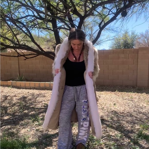 Luxurious Fur full length Coat - Picture 4 of 12